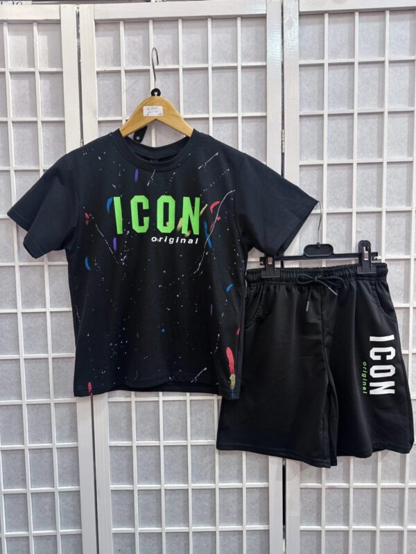 Icon original, donkerblauw shirt, zwarte broek